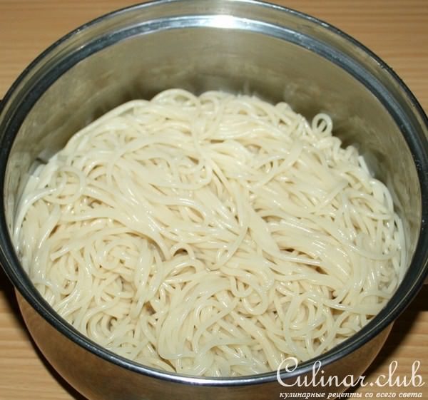 "Гнездышки" из спагетти с курицей,помидорами и оливками