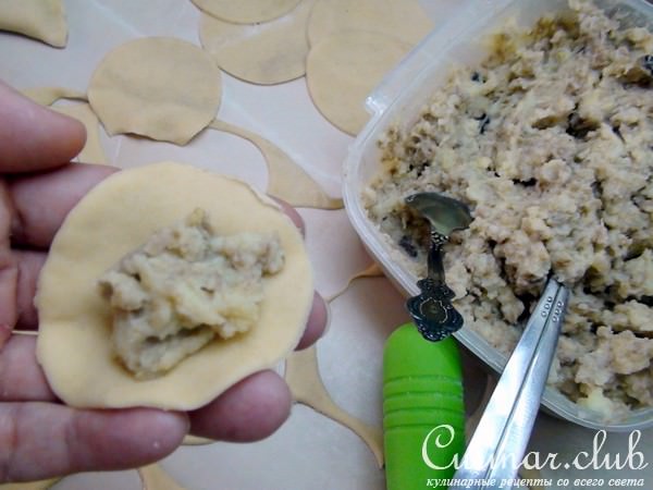 Вареники с картошкой и луковой поджаркой.