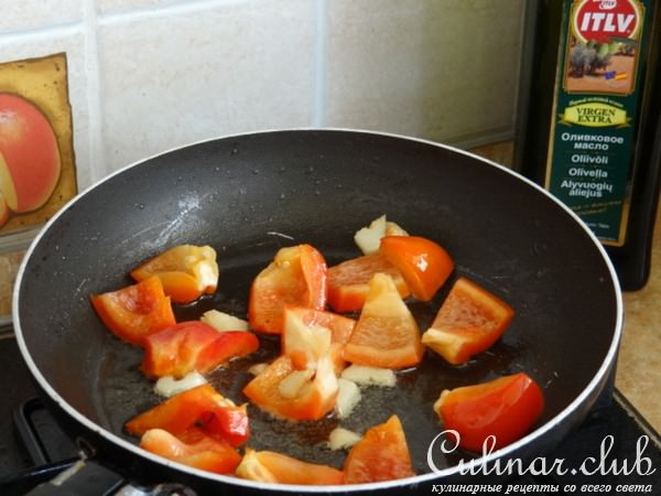 Паста с морским коктейлем, оливками и овощами