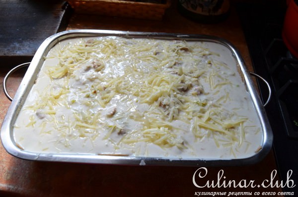 Домашняя лазанья с рыбкой и сливочно-икорным соусом.