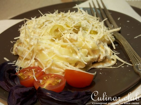 Паста со сливочным соусом с камбалой и оливками