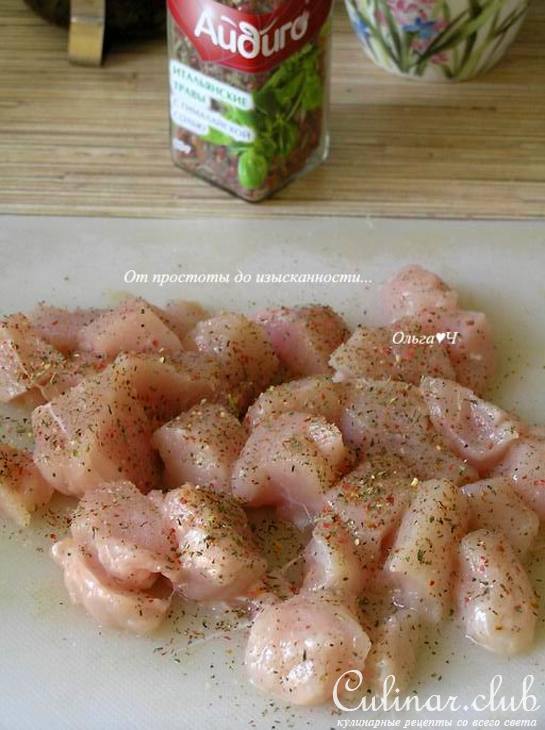 Спагетти с курицей, зеленым горошком и итальянскими травами