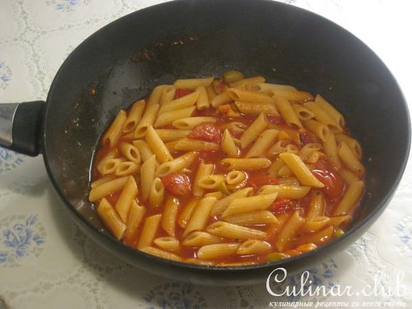 Паста с томатным соусом и оливками