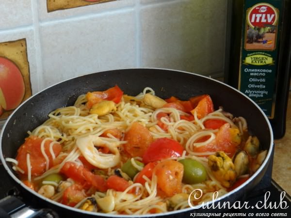 Паста с морским коктейлем, оливками и овощами
