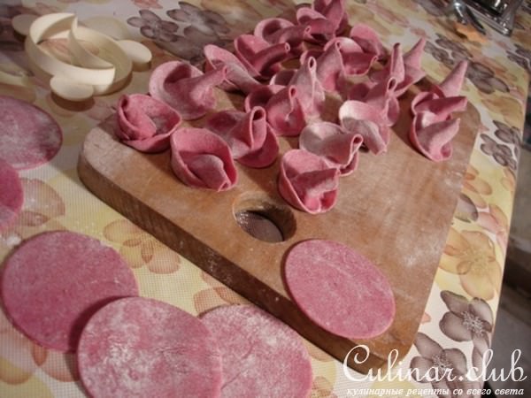 Сappellacci dei brigante или Шляпы разбойников с мясным рагу.