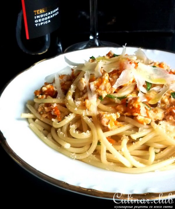 Спагетти в соусе из тыквы и куриной грудки,с трюфельным маслом и бренди