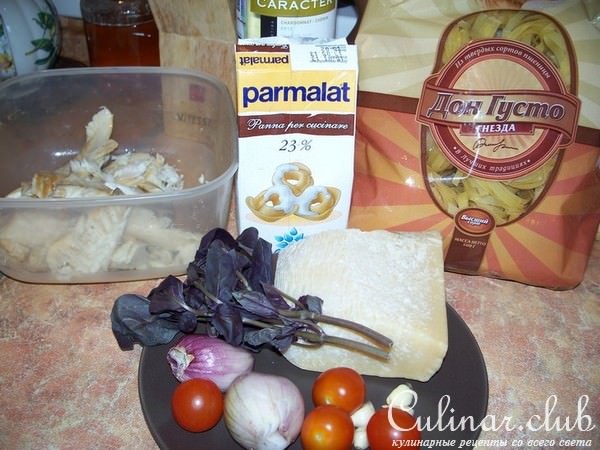 Паста со сливочным соусом с камбалой и оливками
