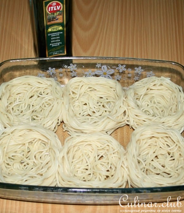 "Гнездышки" из спагетти с курицей,помидорами и оливками