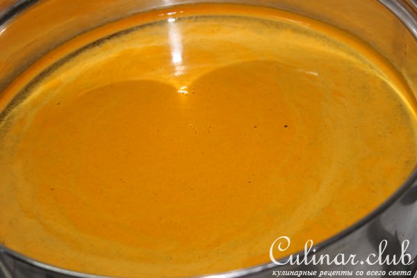 Паста с куркумой и соусом песто.