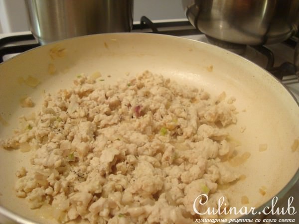 Паста с шампиньонами и курицей в сливочном соусе.