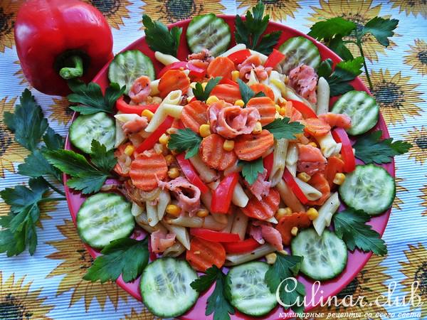 Тёплый салат из "пенне" с овощами и рыбкой
