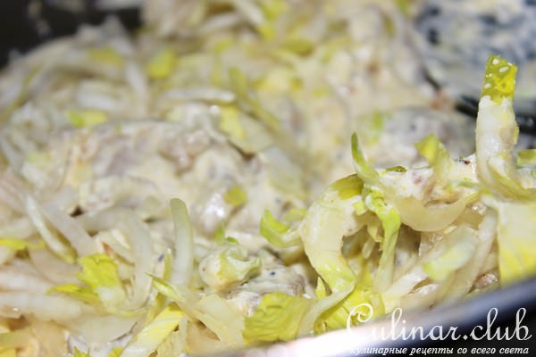 Мясная паста с цикорием в сливочном соусе.