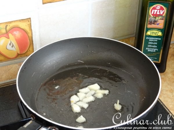 Паста с морским коктейлем, оливками и овощами