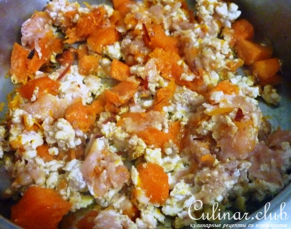 Спагетти в соусе из тыквы и куриной грудки,с трюфельным маслом и бренди