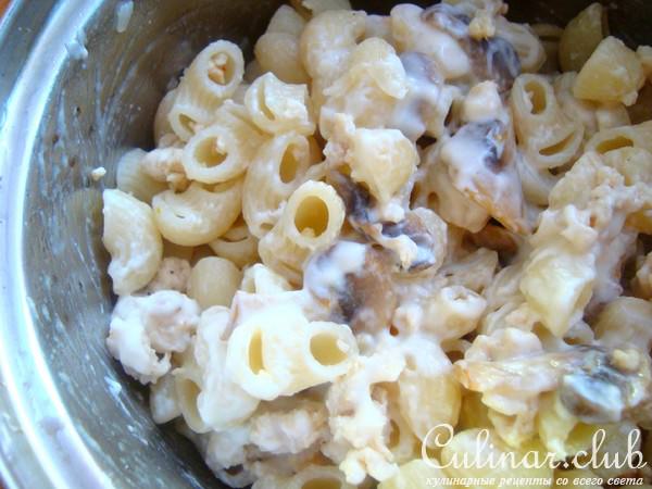 Паста с шампиньонами и курицей в сливочном соусе.
