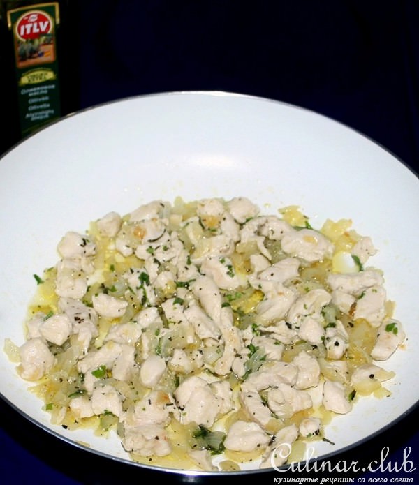 "Гнездышки" из спагетти с курицей,помидорами и оливками
