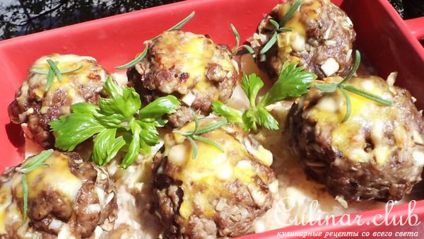 Тефтели с яблоком запеченные с сыром и соусом.