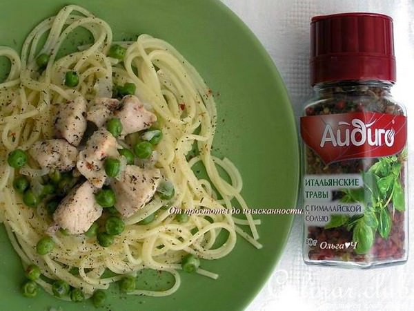 Спагетти с курицей, зеленым горошком и итальянскими травами