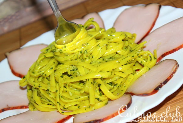 Паста с куркумой и соусом песто.