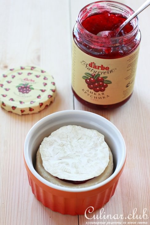 Паста с запеченным бри и брусничным соусом