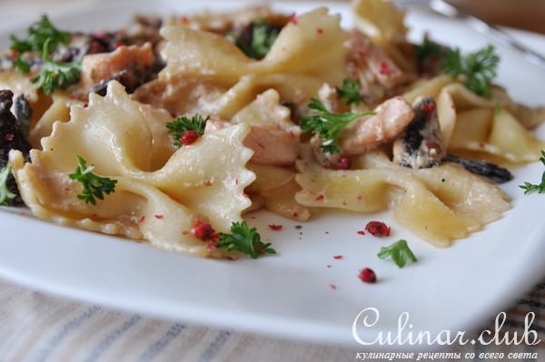 Фарфалле с лососем и грибами