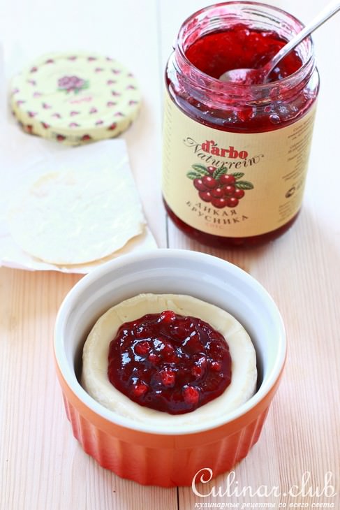 Паста с запеченным бри и брусничным соусом