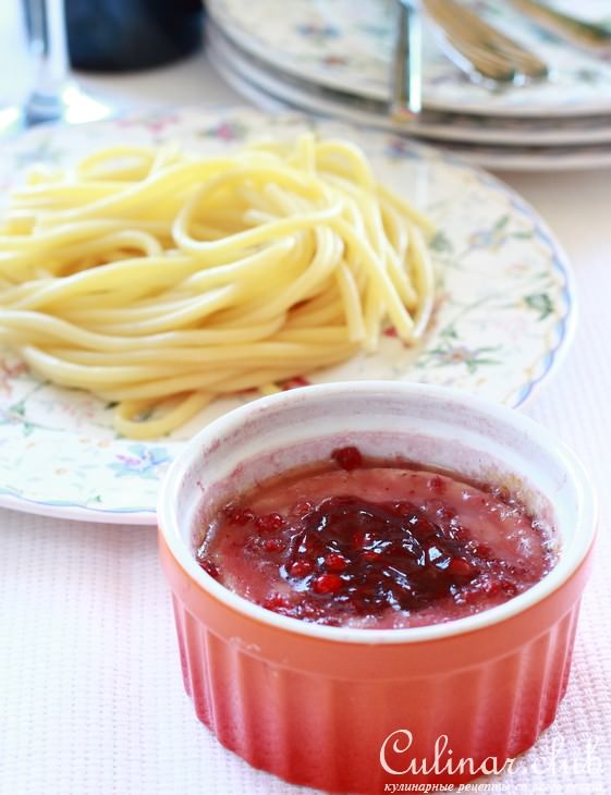 Паста с запеченным бри и брусничным соусом