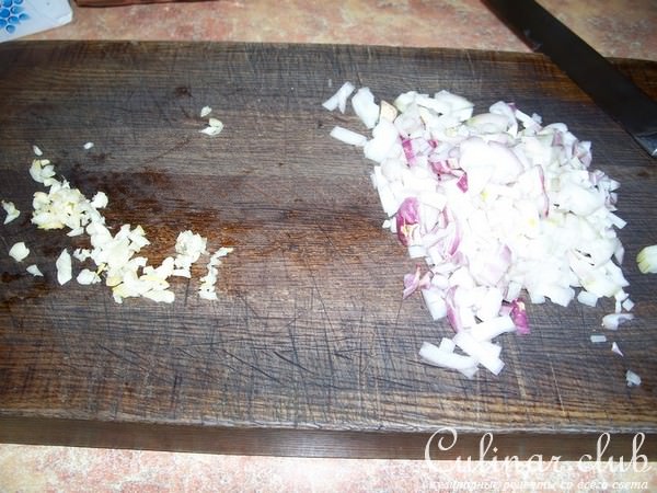 Паста со сливочным соусом с камбалой и оливками