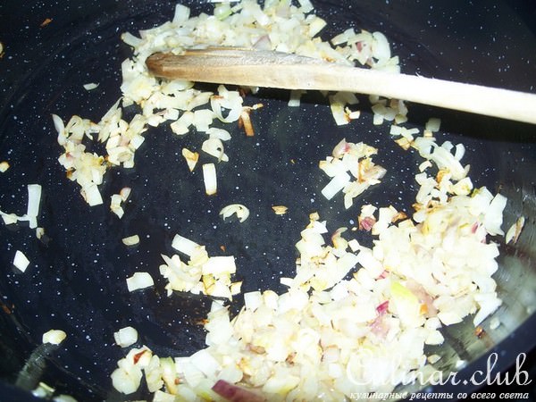 Паста со сливочным соусом с камбалой и оливками