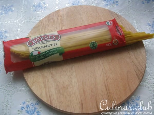 Паста со сливочным соусом и красной икрой