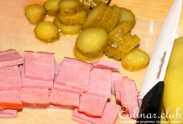 Паста с варено-копченой говядиной и маринованными огурцами.