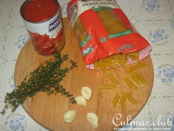 Паста с мясными шариками, томатами и зеленым горошком