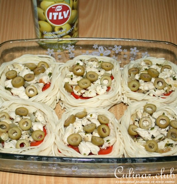 "Гнездышки" из спагетти с курицей,помидорами и оливками
