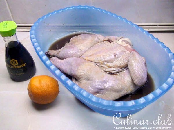 Жареная курочка в цитрусовом маринаде с овощными палочками на гарнир.