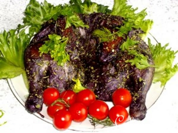 На лицо ужасная, вкусная внутри или курица в черничном соусе
