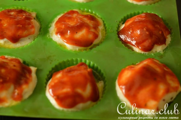 "Маффины" из куриного филе с соусом.