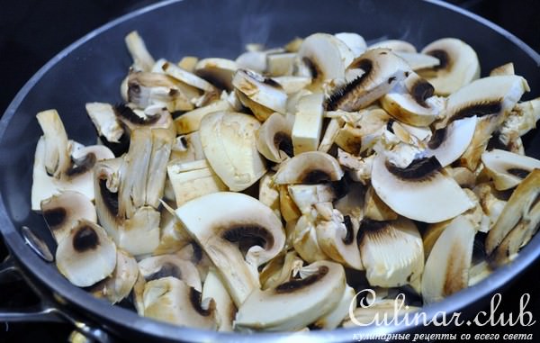 Курица фаршированная грибами и рисом.