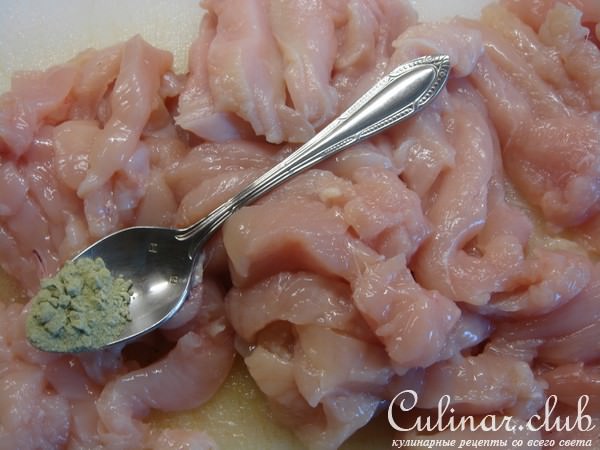 Грудинка индейки с овощами и соусом из творожного сыра (диетично, все на пару).