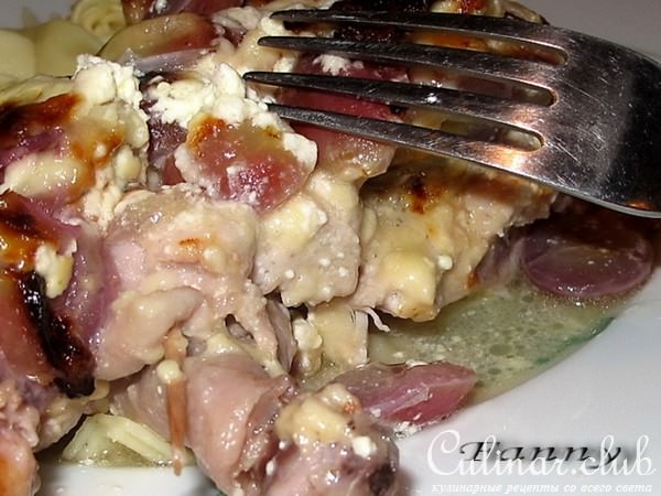 Цыпленок, без костей, фаршированный виноградом и сыром