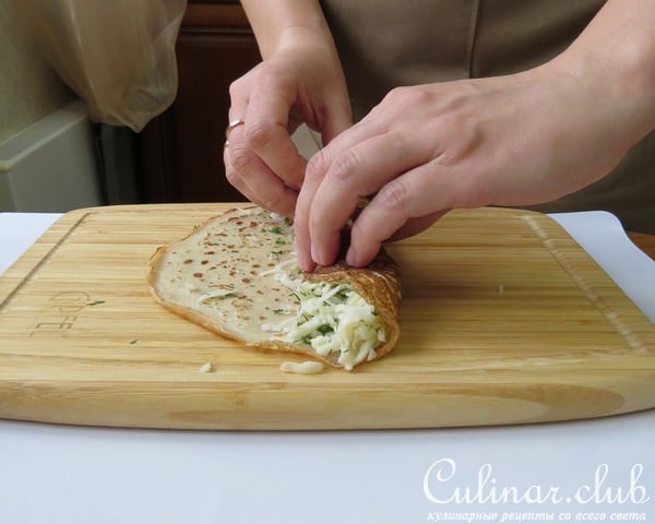 Золотая курочка, фаршированная сырными роллами из блинов