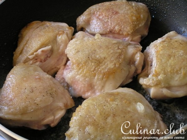 Куриные бедра с кабачком, морковью и базиликом