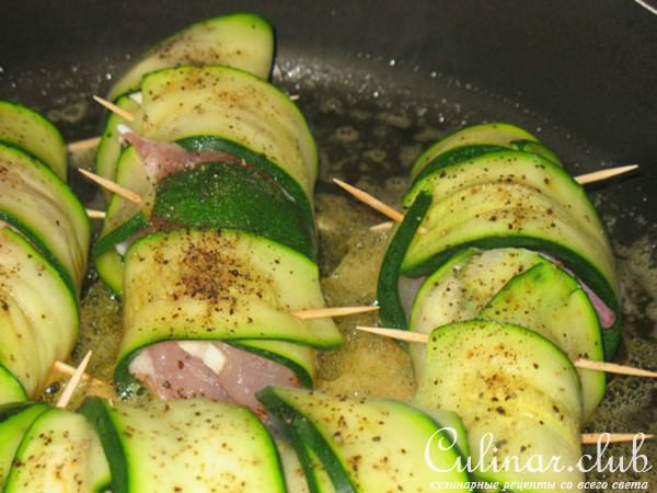 Куриная грудка с сырной начинкой в шубке из цуккини