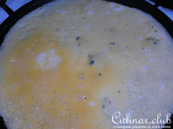 Многочисленная на сайте, но ПЕРВАЯ для меня - фаршированная КУРИЦА без костей с начинкой.