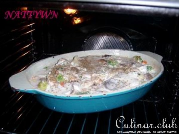 Овощи с грибами и мясом под ореховым соусом.