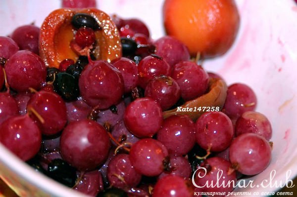 Куриные грудки с крыжовником и смородиной.