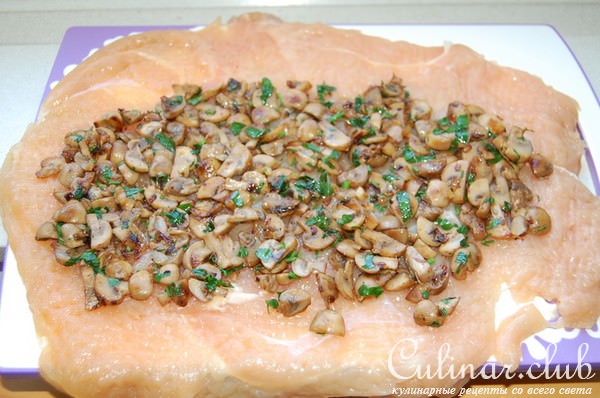 Рулет куриный с грибной начинкой