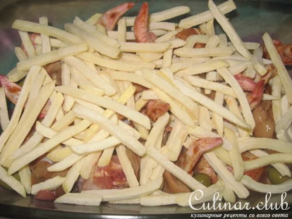 Куриные крылышки в соусе и с картошечкой фри...