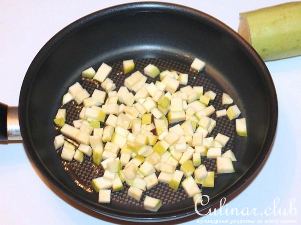 Нежная курочка с кабачком и горошком 
