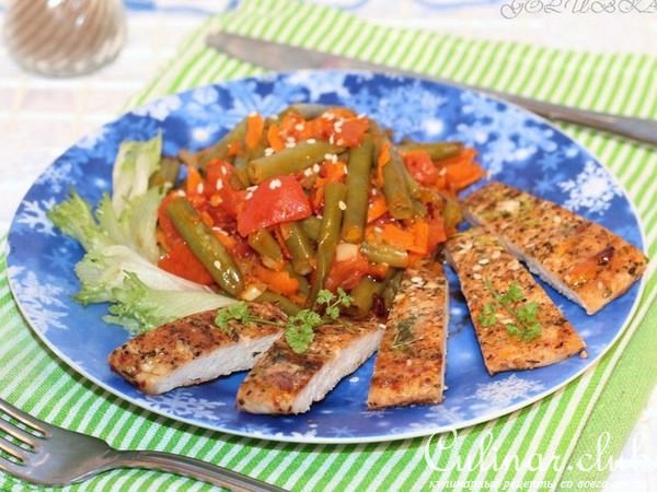 Стручковая фасоль в томате с куриной грудкой