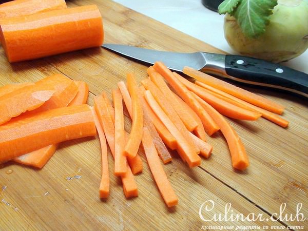 Жареная курочка в цитрусовом маринаде с овощными палочками на гарнир.